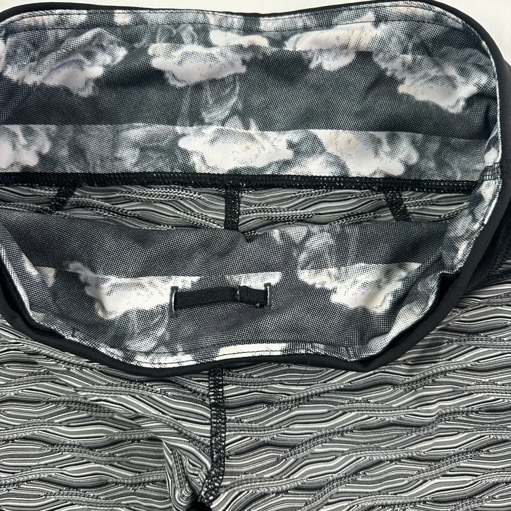 Lululemon Run: Inspire Crop II All Luxtreme Textured Wave Black Silver Spoon 4